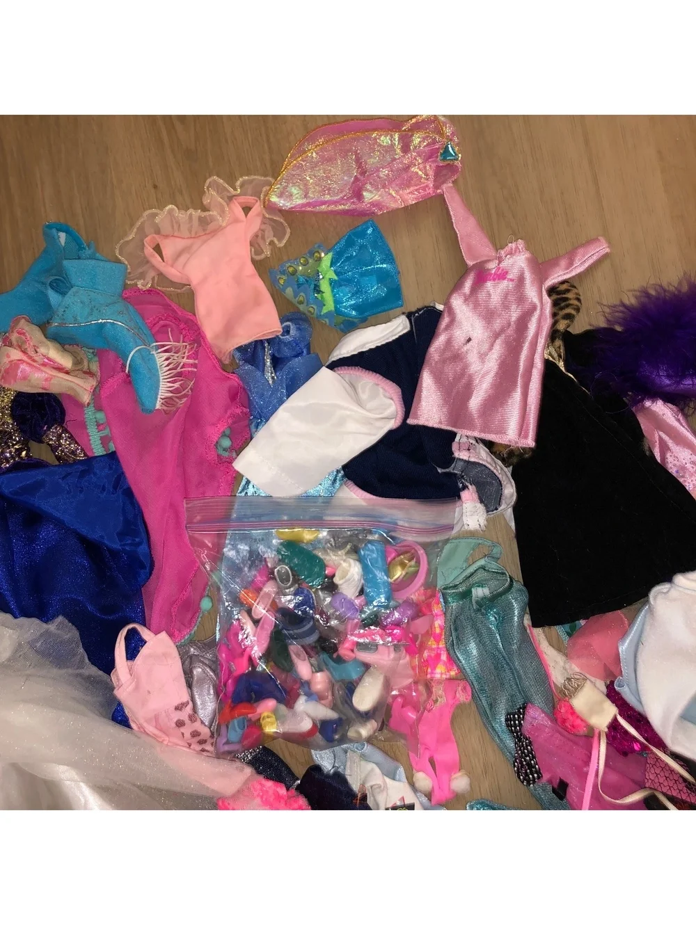 VINTAGE MATTEL BARBIE DOLL CLOTHING LOT SHOES DRESS PURSE PANTS SHORTS 150+ PCS